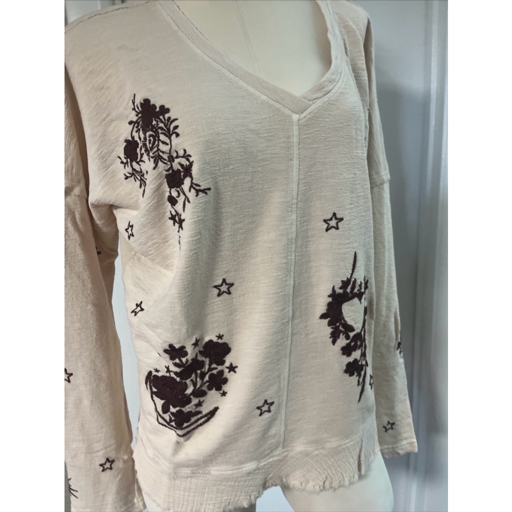 NWT distressed women’s embroidered sweater blouse by Caite Kyla Seo - Picture 10 of 16